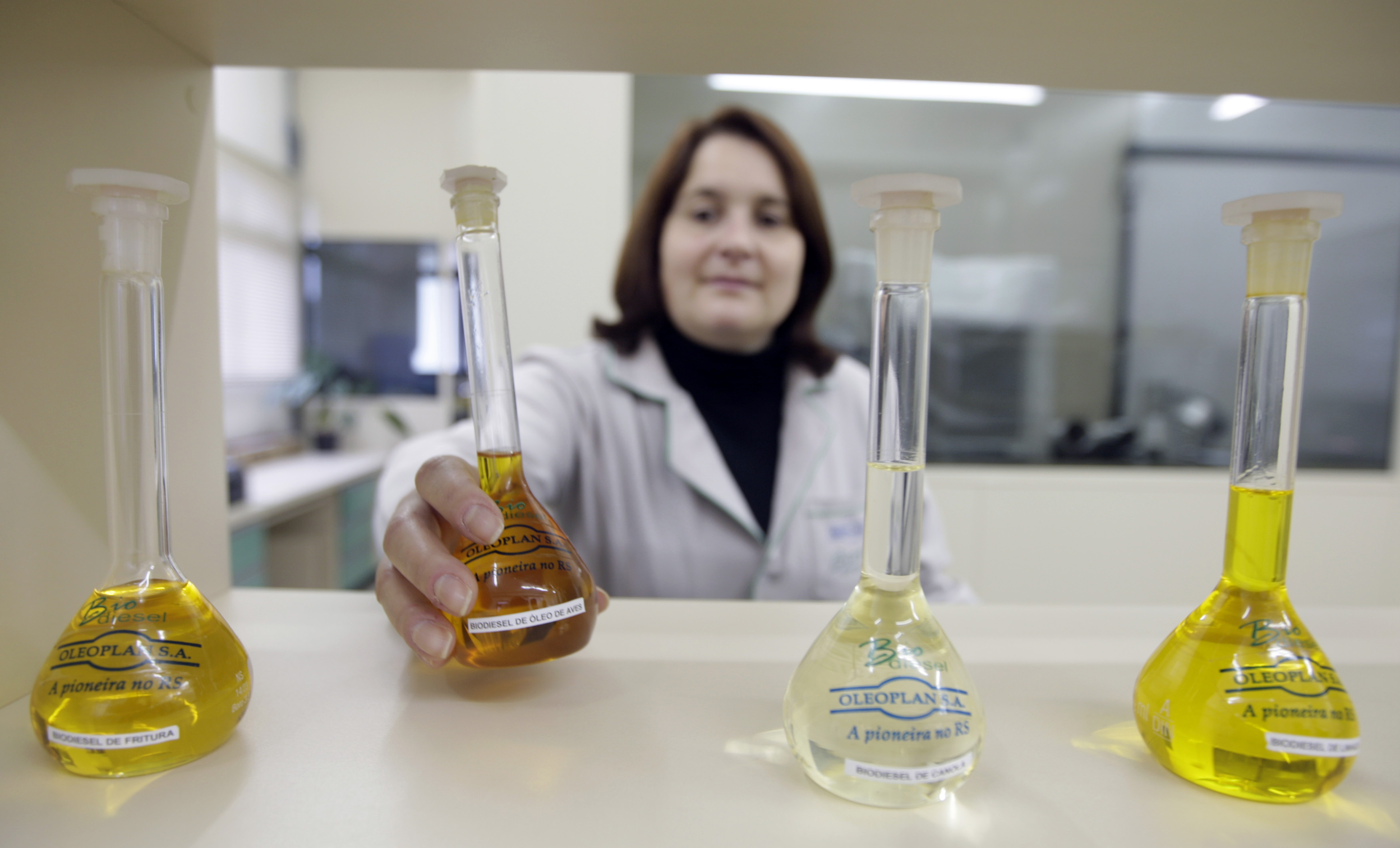 A chemical engineer checks a flask of biofuel at Oleoplan factory in Passo Fundo, southwest of Porto Alegre, May 21, 2010.  REUTERS/Bruno Domingos