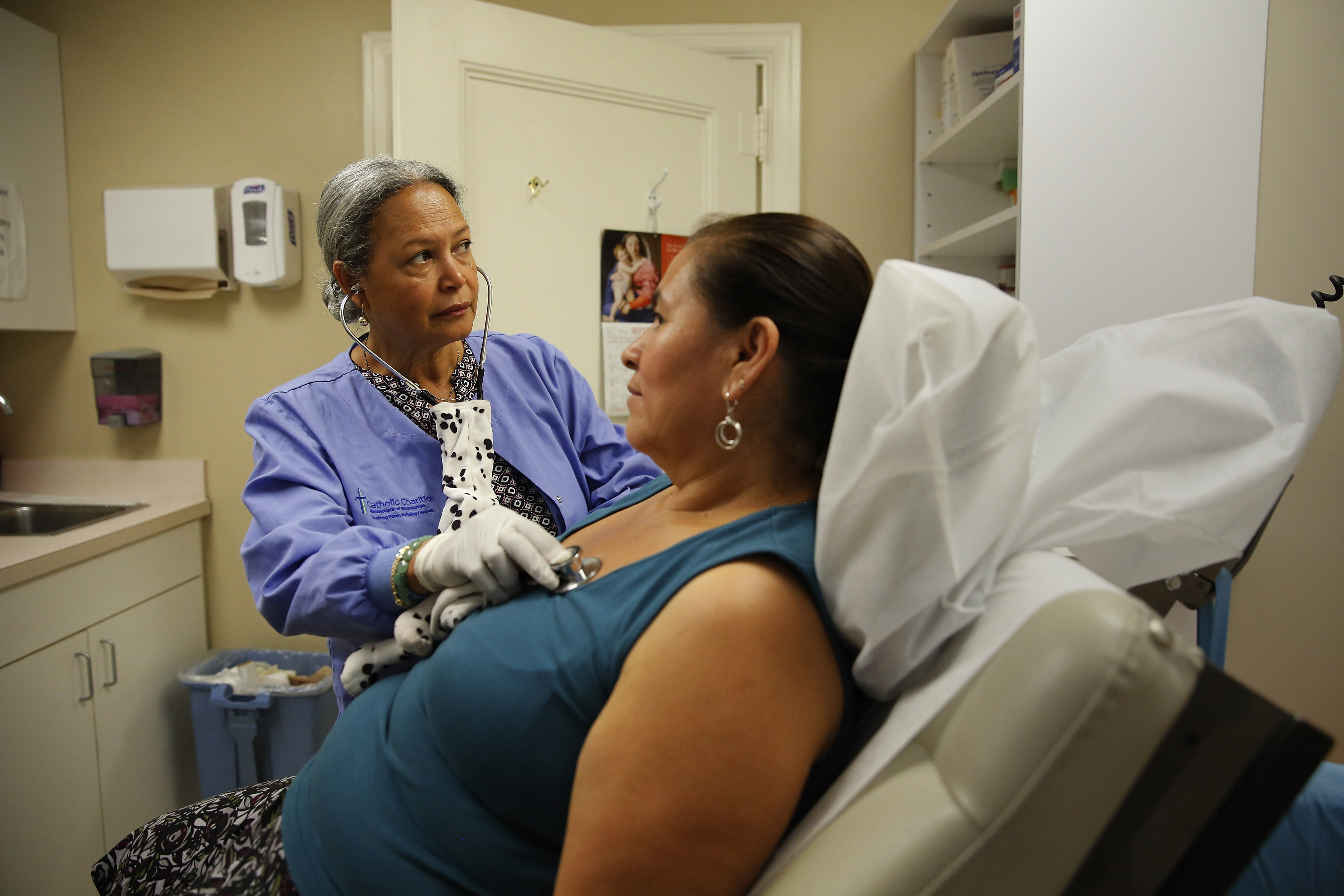 A nurse listens to a client's chest at the Spanish Catholic Center agency of the Diocese of Washington Catholic Charities in Washington, September 16, 2015. REUTERS/Jonathan Ernst