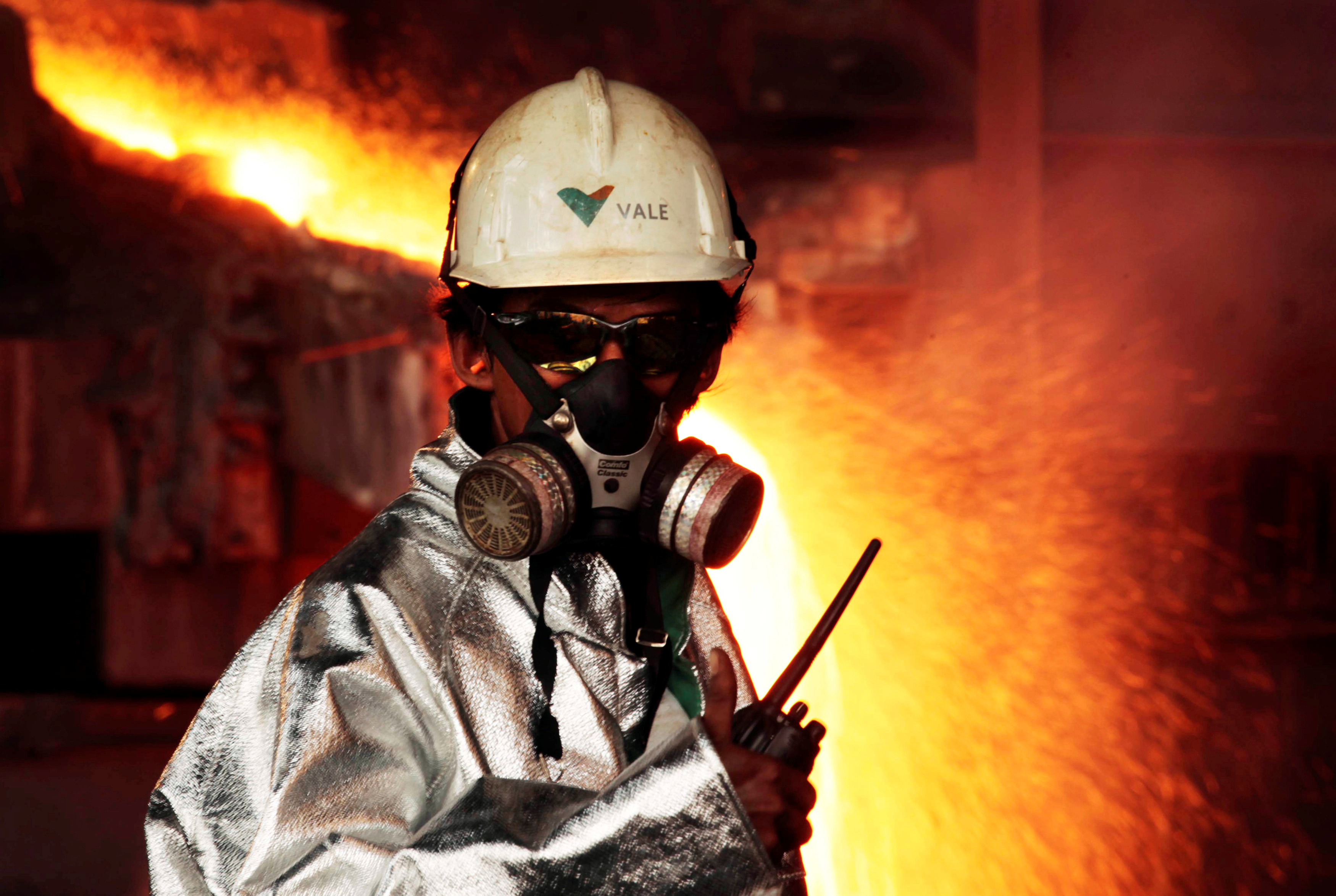 A worker monitors the nickel melting process at a nickel smelter of PT Vale Tbk, near Sorowako, Indonesia, January 8, 2014. REUTERS/Yusuf Ahmad
