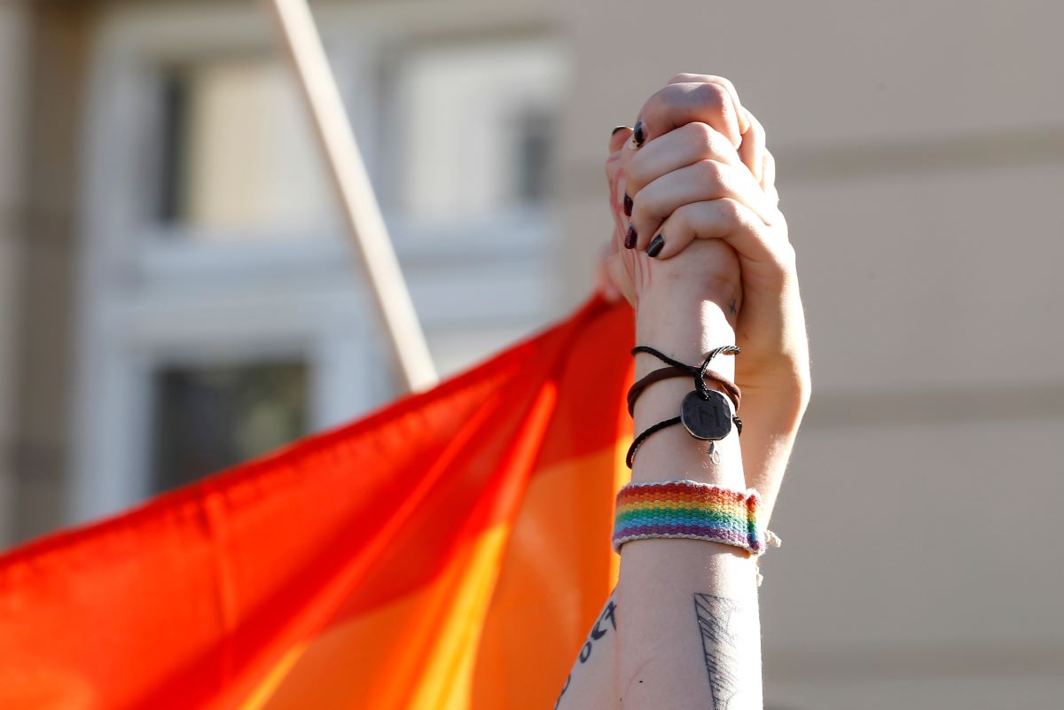 Pro-LGBT demonstrators hold hands as Polish nationalists gather to protest against what they call "LGBT aggression" on Polish society, in Warsaw, Poland August 16, 2020. REUTERS/Kacper Pempel