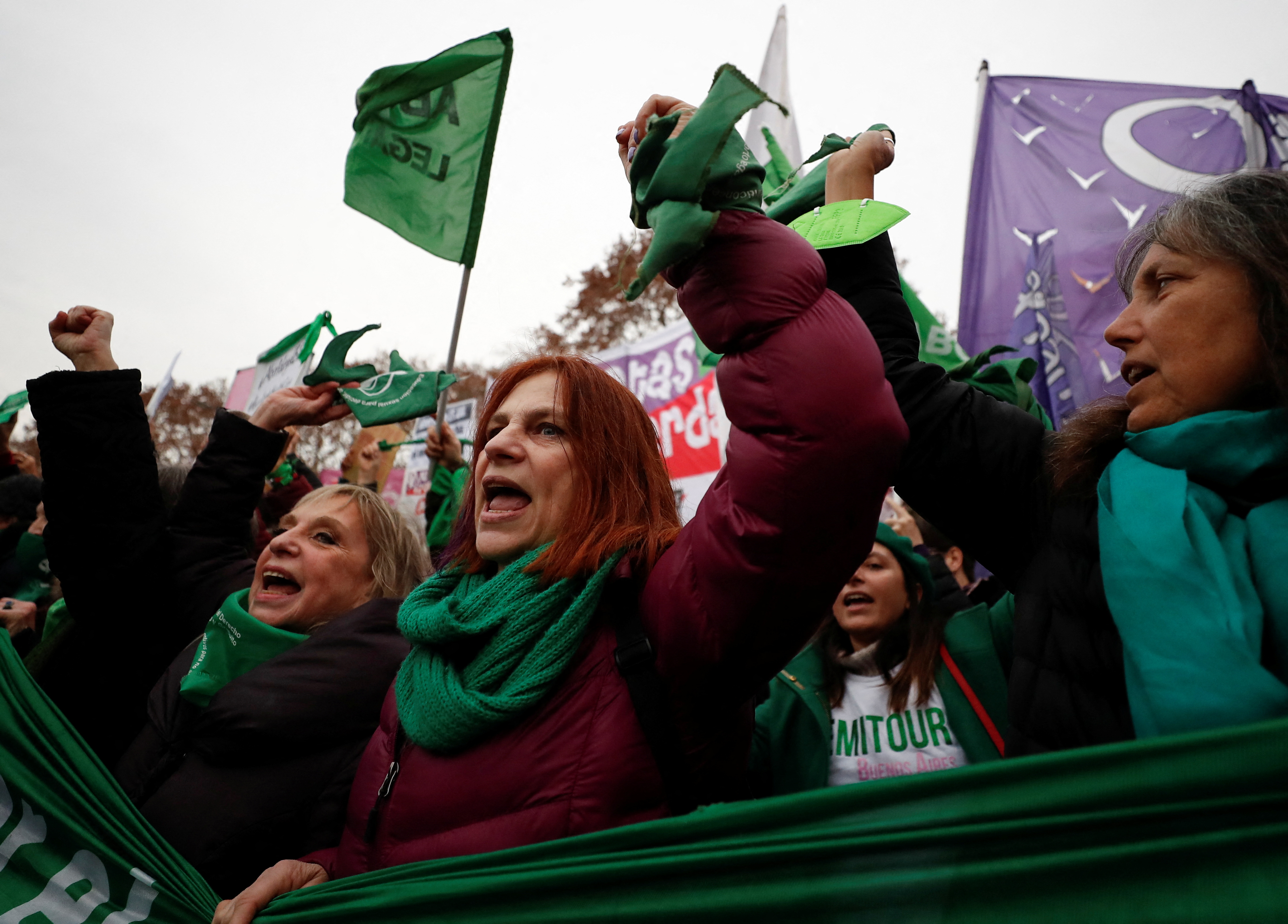 Demonstrators in favour of legalizing abortion protest outside the U.S. Embassy in Buenos Aires, after the U.S. Supreme Court ruled in the Dobbs v Women's Health Organization abortion case, overturning the landmark Roe v Wade abortion decision, in Buenos Aires, Argentina, June 27, 2022. REUTERS/Agustin Marcarian
