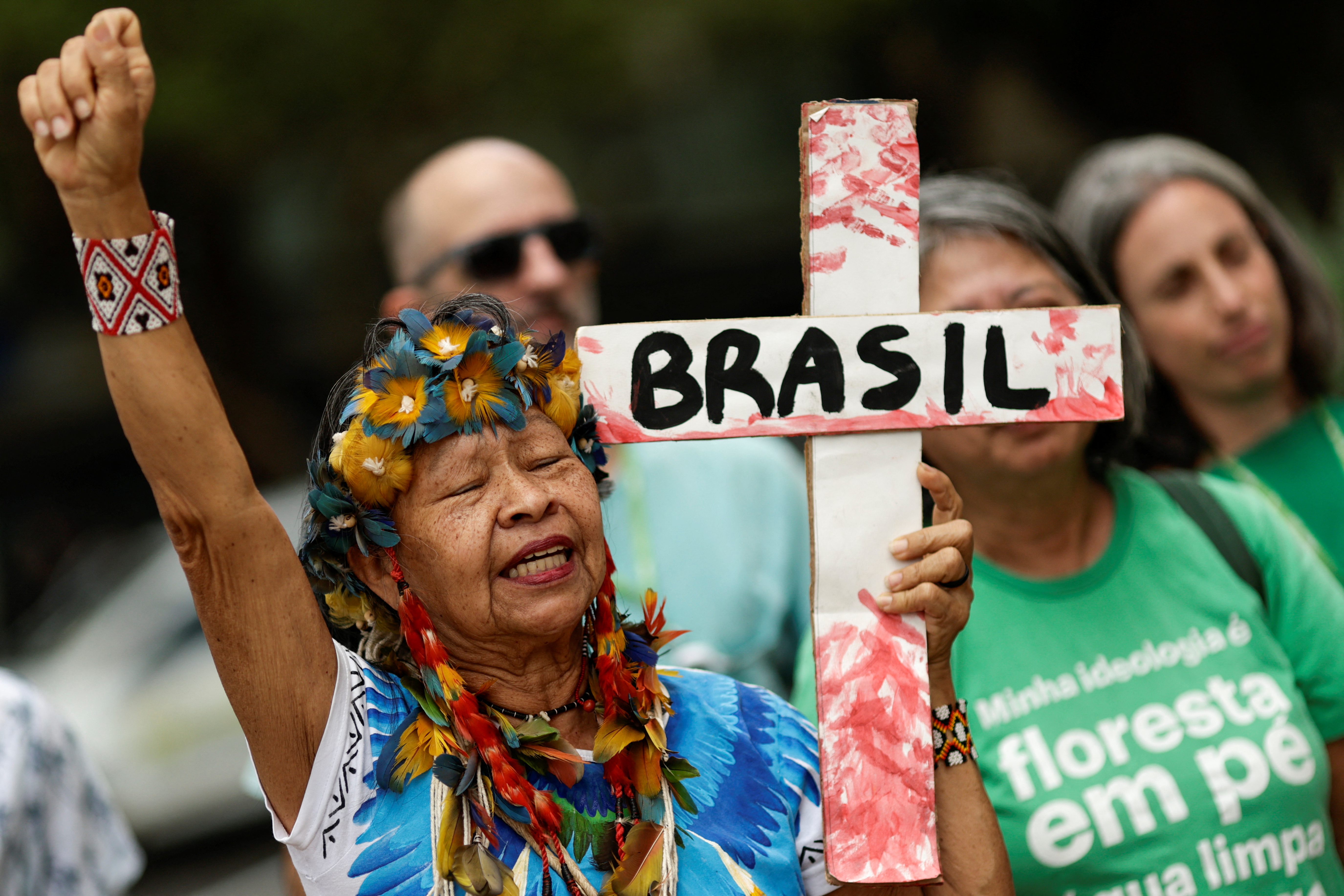 Indigenous people, Brazilian federal public servers and social movements take part in a demonstration for the Climate in defense of socio-environmental policies in front of the Ministry of the Environment, in Brasilia, Brazil November 8, 2022. REUTERS/Ueslei Marcelino