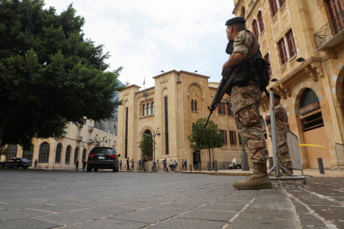 Members of the Lebanese army stand guard near the parliament building in Beirut, Lebanon August 17, 2023. REUTERS/Mohamed Azakir