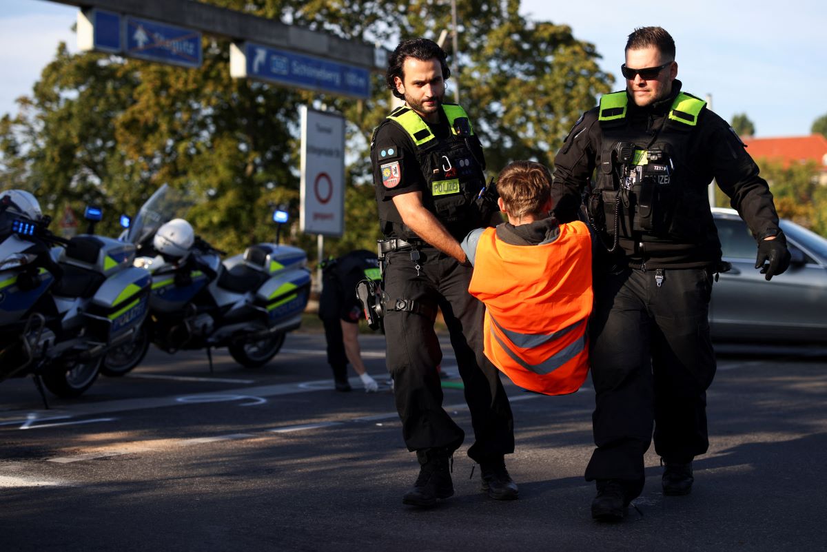 Police officers remove an activist of the "Letzte Generation" (Last Generation) as they block traffic and protest for climate action in Berlin, Germany September 28, 2023. REUTERS/Lisi Niesner