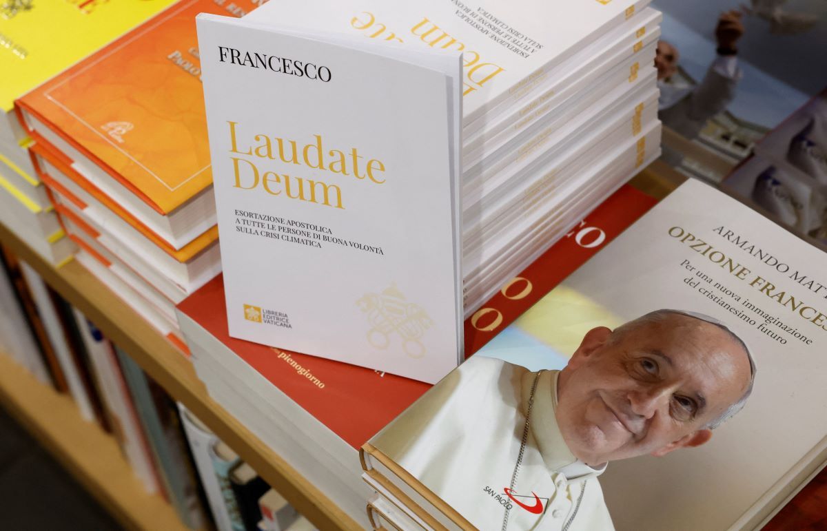 The document, known as an Apostolic Exhortation, titled "Laudate Deum", written by Pope Francis, is displayed in a bookshop near the Vatican in Rome, Italy, October 4, 2023. REUTERS/Remo Casilli