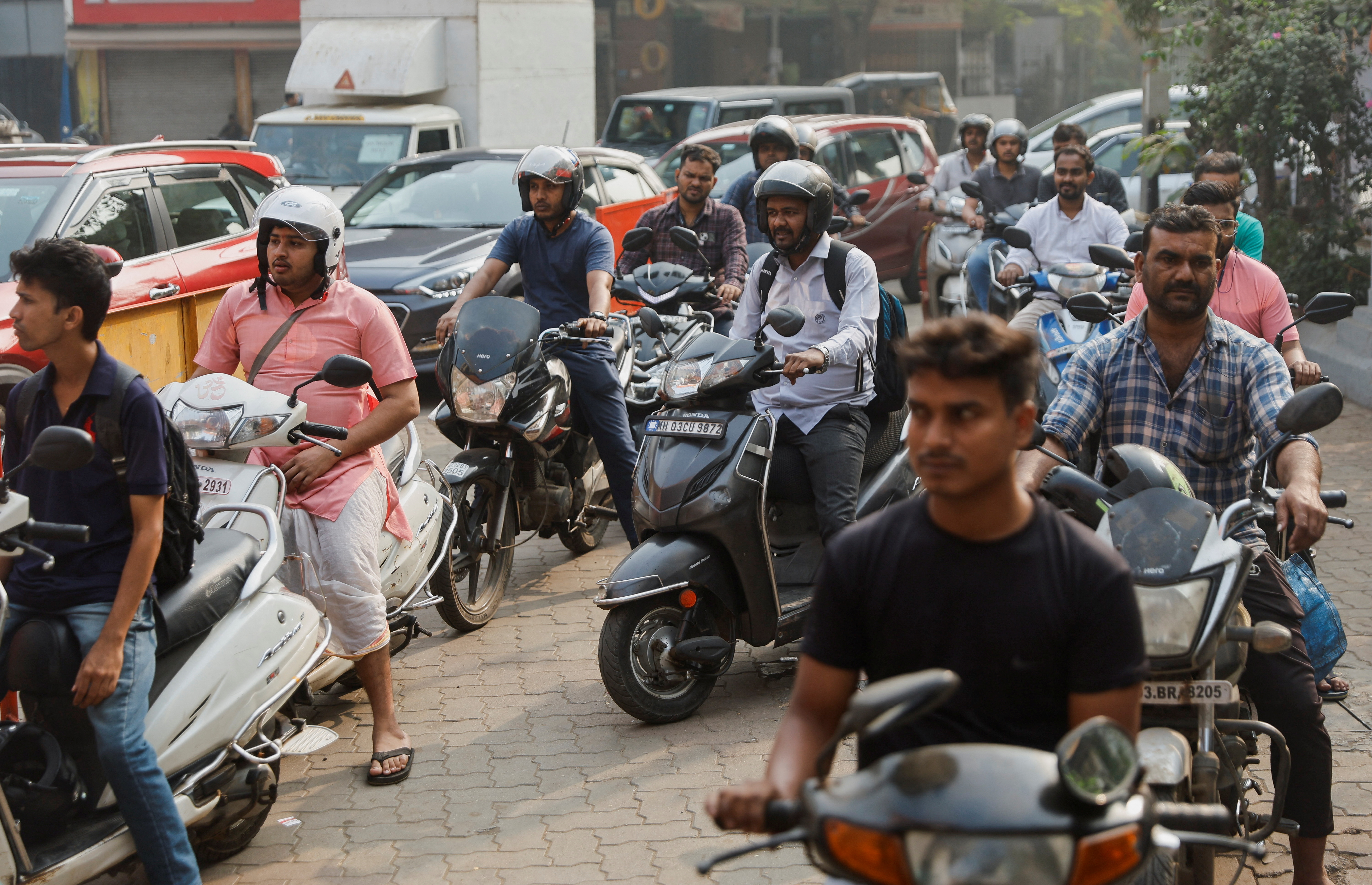 People wait in a queue to refill fuel tanks at a petrol pump in Mumbai, India, January 3, 2024. REUTERS/Francis Mascarenhas