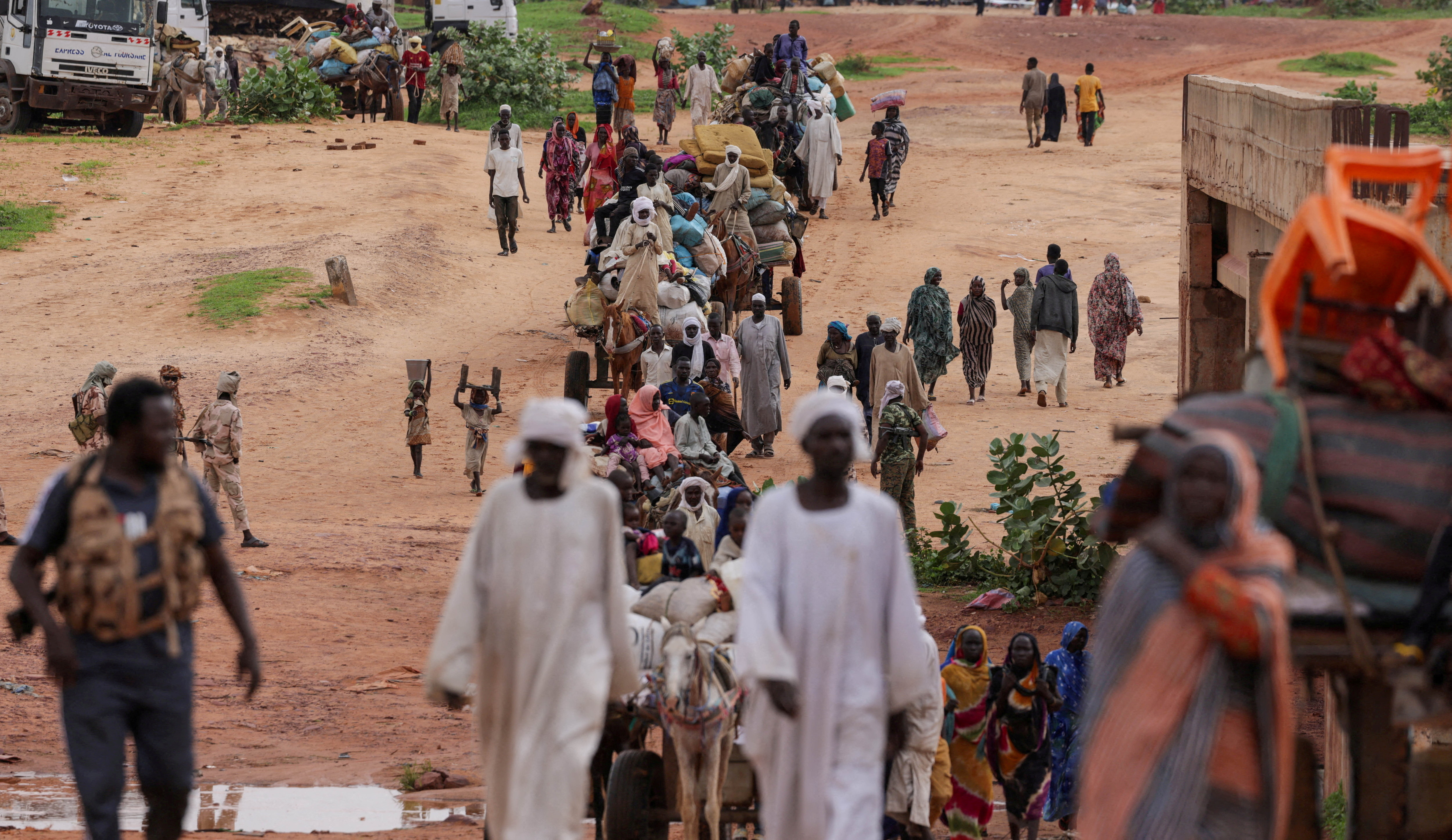 Sudanese people, who fled the conflict in Murnei in Sudan's Darfur region, cross the border between Sudan and Chad in Adre, Chad August 4, 2023. REUTERS/Zohra Bensemra
