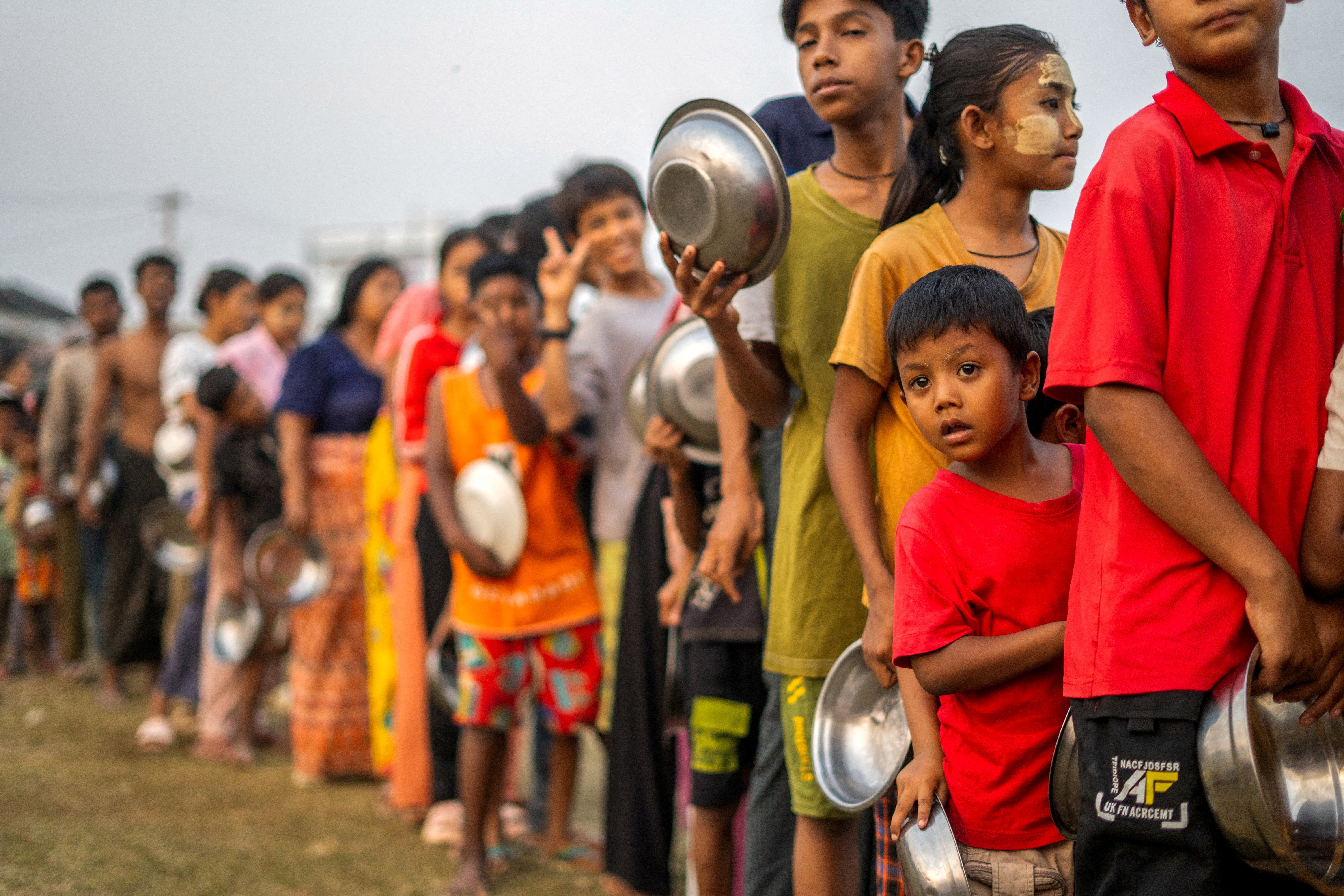 People queue for food and relief supplies after a strong earthquake in Amarapura, Myanmar, April 1, 2025. REUTERS/Stringer
