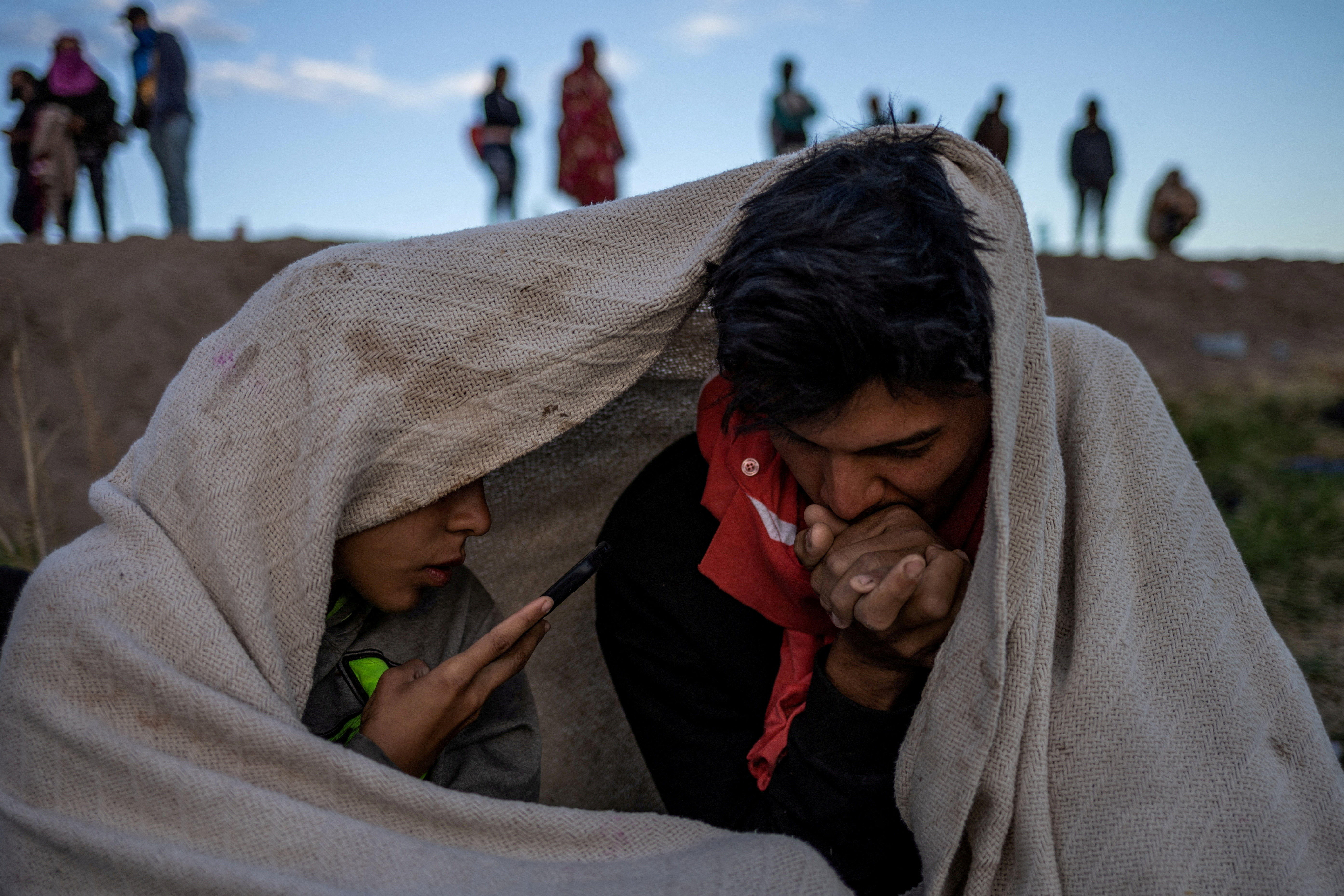 Venezuelan migrants take cover from the cold from the international boundary between Ciudad Juarez, Mexico and El Paso, Texas, U.S., April 25, 2024. REUTERS/Adrees