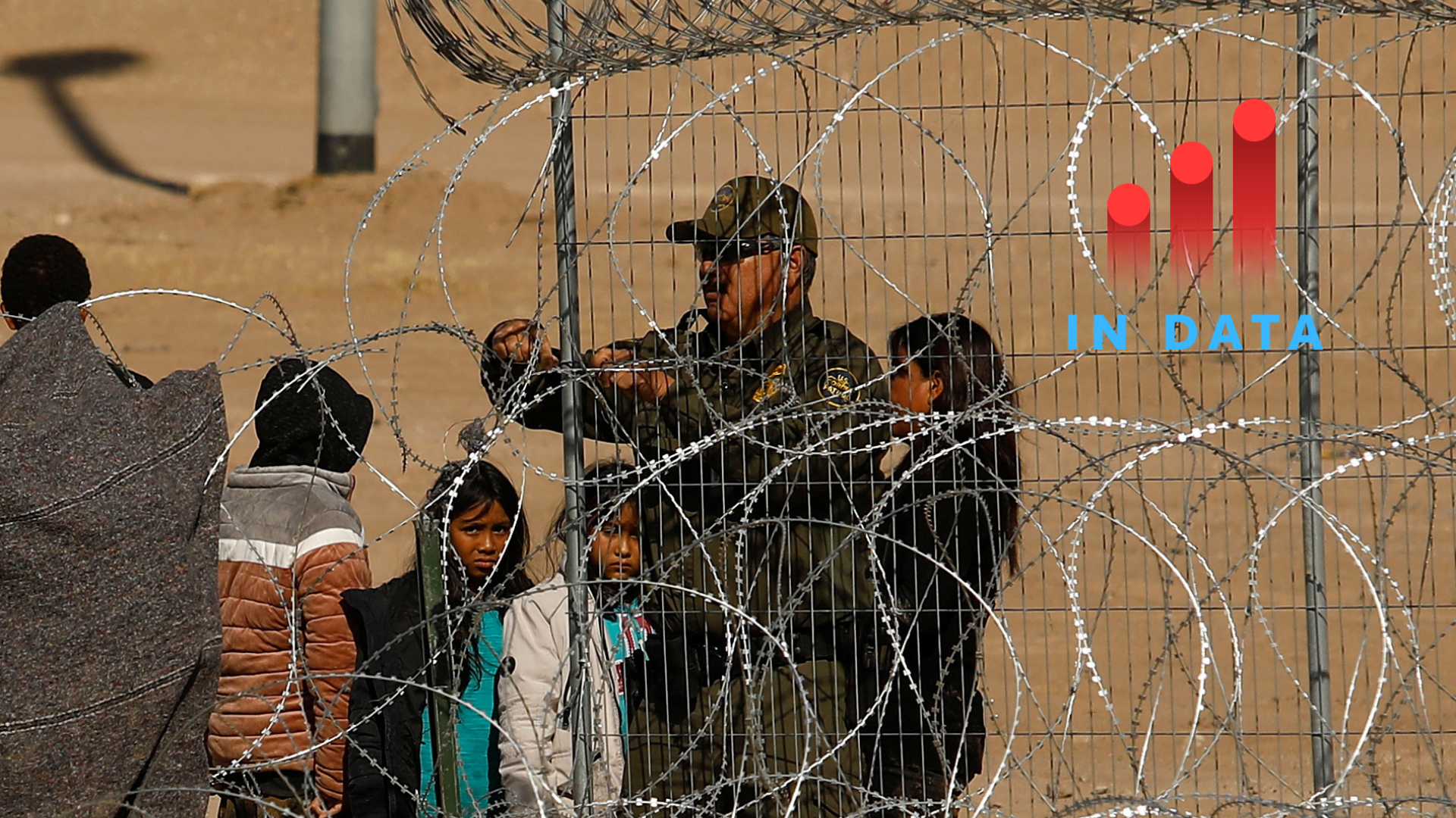 A U.S. Border Patrol agent stands next to migrants seeking asylum before being returned to Mexico from the United States after U.S. authorities prevented their crossing, as seen from Ciudad Juarez, Mexico January 22, 2024. REUTERS/Jose Luis Gonzalez
