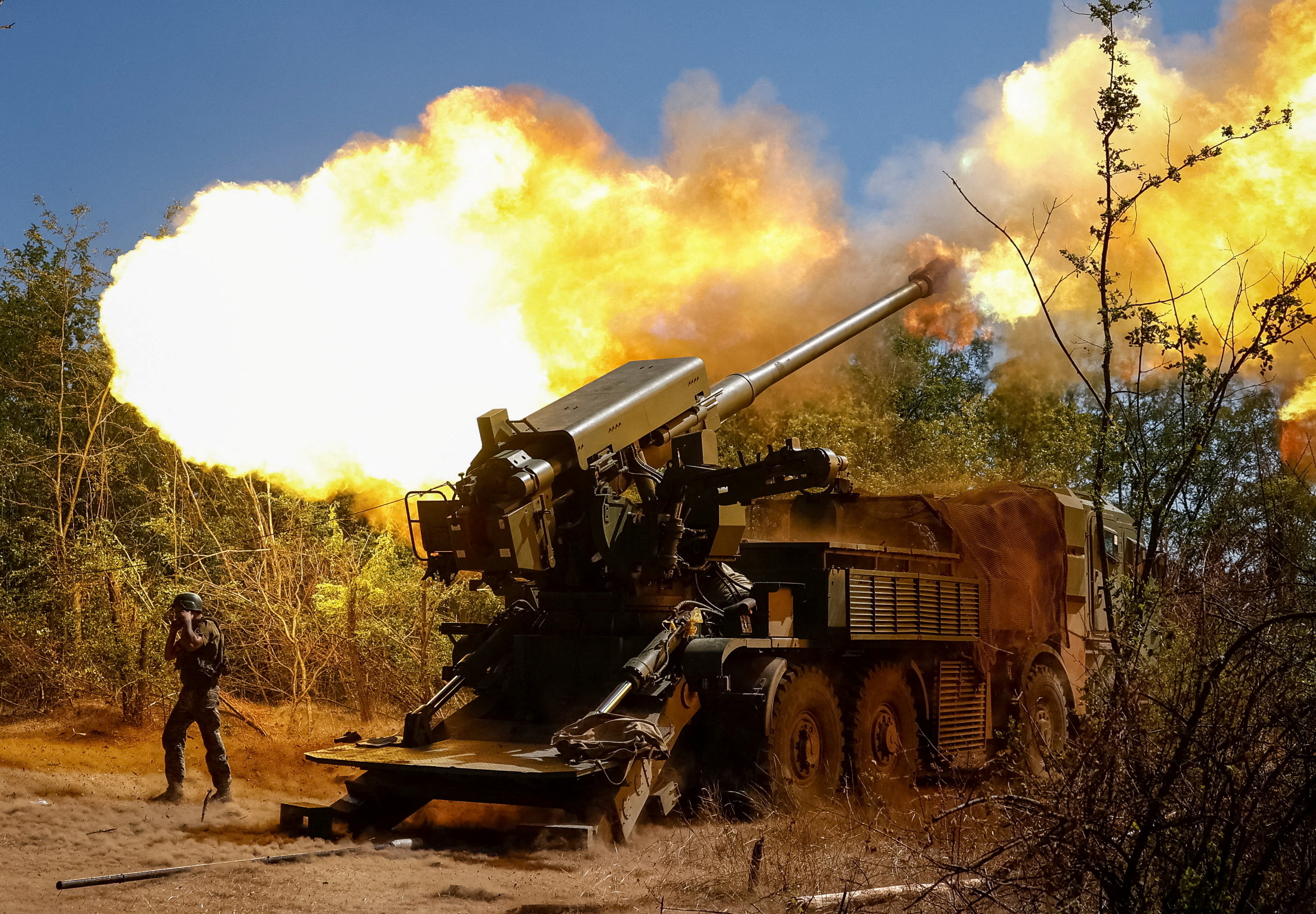 A Ukrainian soldier fires a self-propelled howitzer towards Russian troops in Zaporizhzhia region, Ukraine, August 20, 2025. REUTERS/Maksym Kishka